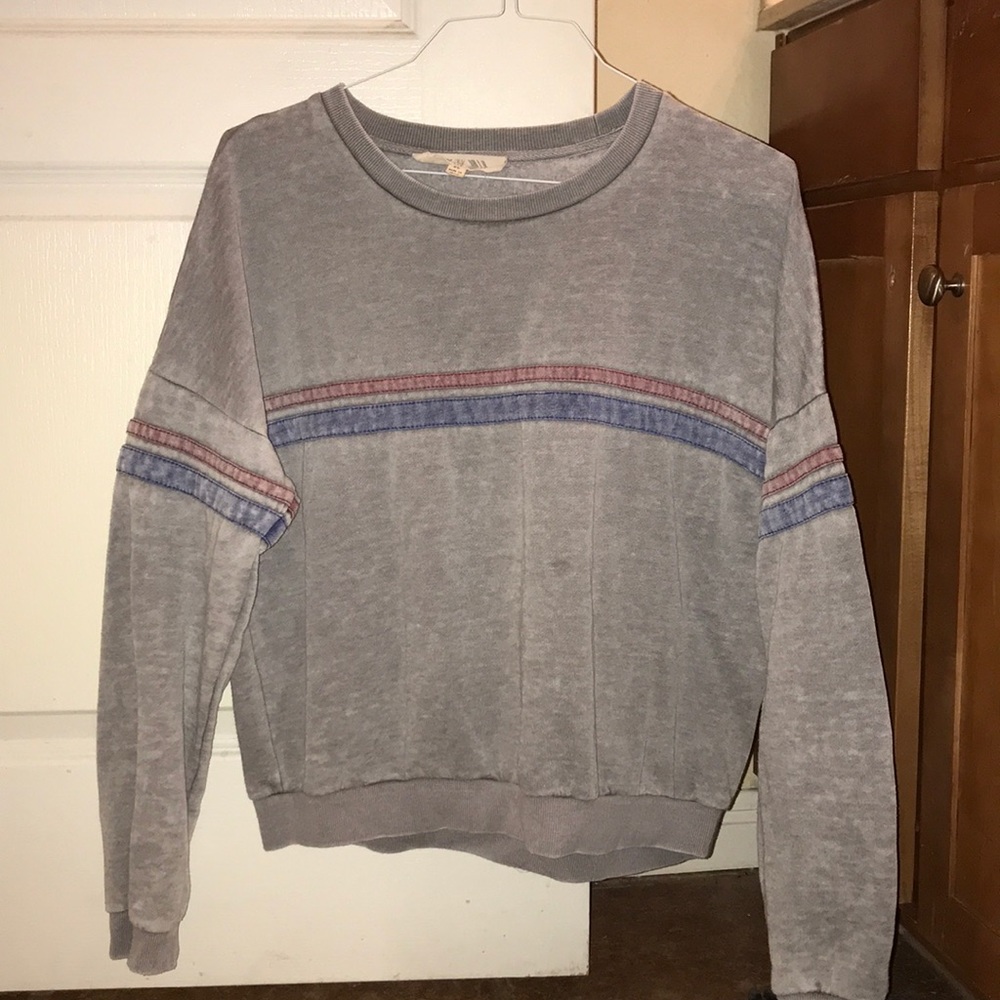 grey sweatshirt